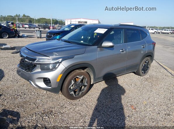 KNDER2AAXR7665572 2024 KIA SELTOS Silver Передня ліва чверть