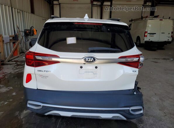 KNDERCAA3M7088477 2021 KIA SELTOS Белый Вид сзади
