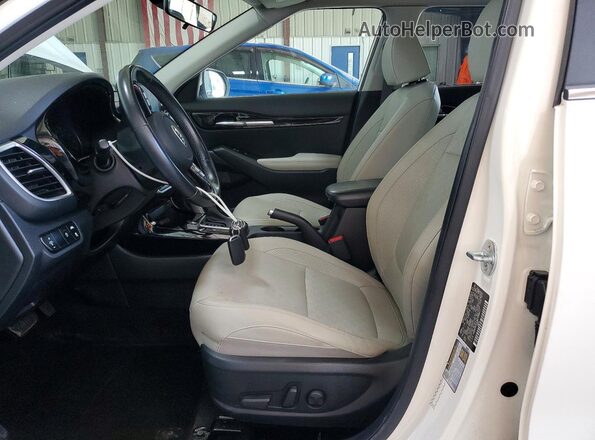 KNDERCAA3M7088477 2021 KIA SELTOS Белый Вид салона спереди