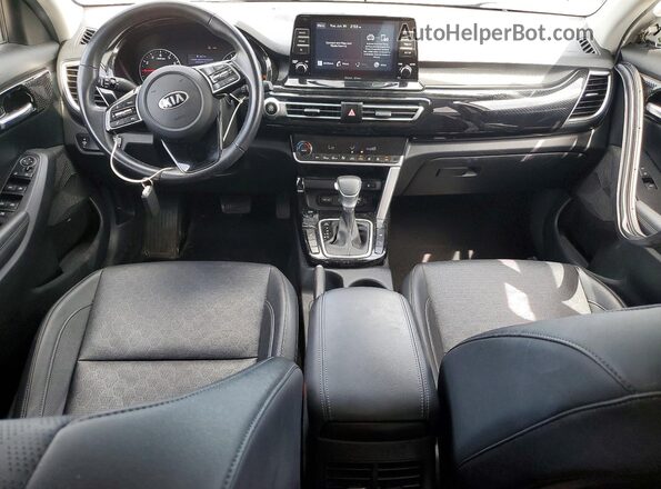 KNDERCAA5M7078761 2021 KIA SELTOS White Vista del salpicadero