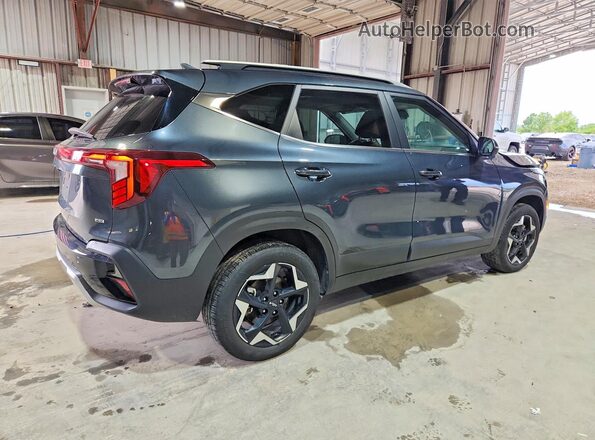 KNDERCAA5R7600618 2024 KIA SELTOS Black Tył prawy