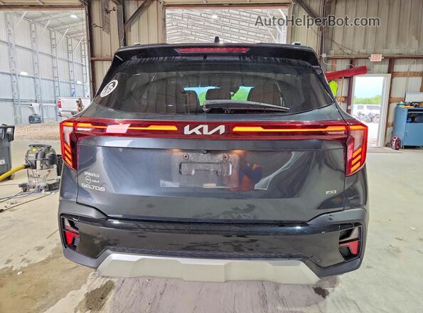 KNDERCAA5R7600618 2024 KIA SELTOS Black Widok z tyłu