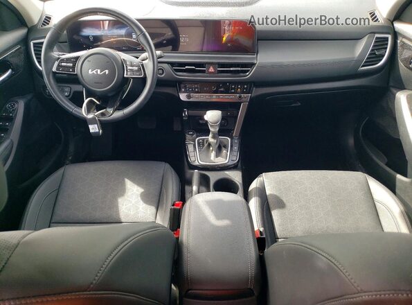 KNDERCAA5S7687197 2025 KIA SELTOS Gray Вид панелі приладів