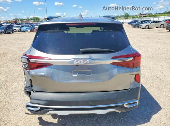 KNDERCAA6P7356393 2023 KIA SELTOS Silver უკანა ხედი
