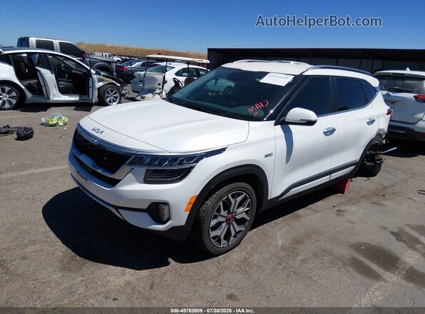 KNDETCA26P7428042 2023 KIA SELTOS White Առջևի ձախ երեք քառորդ տեսարան
