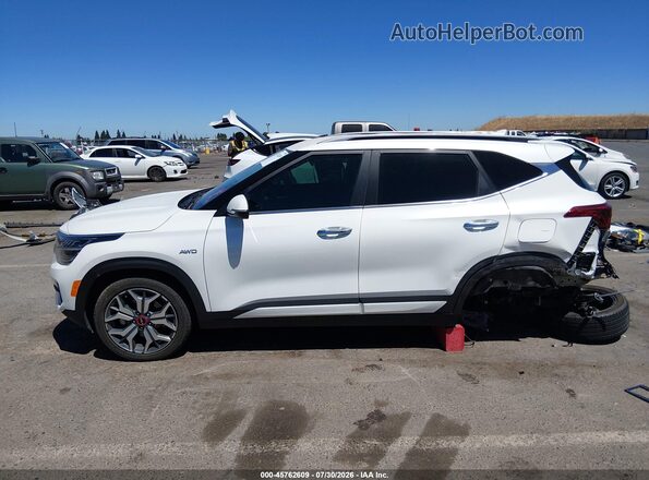 KNDETCA26P7428042 2023 KIA SELTOS White Սալոնի հետևի տեսք