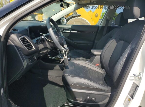 KNDETCA77S7783838 2025 KIA SELTOS Белый Вид салона спереди