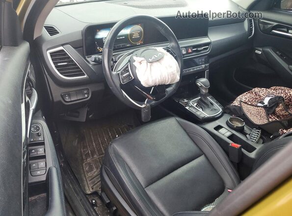 KNDETCA78R7479072 2024 KIA SELTOS Green Առջևի վահանակի տեսք