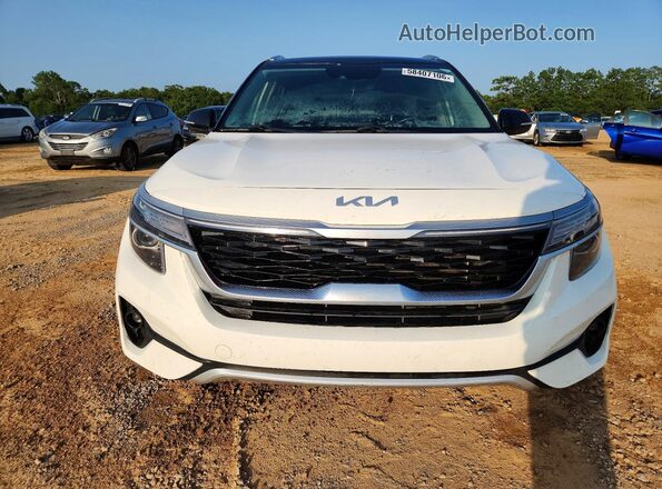 KNDEU2AA1P7375359 2023 KIA SELTOS Белый Вид спереди