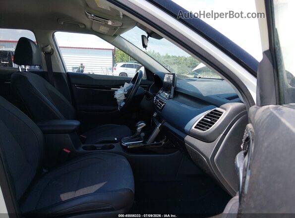 KNDEU2AA3P7464737 2023 KIA SELTOS White Вид салону спереду