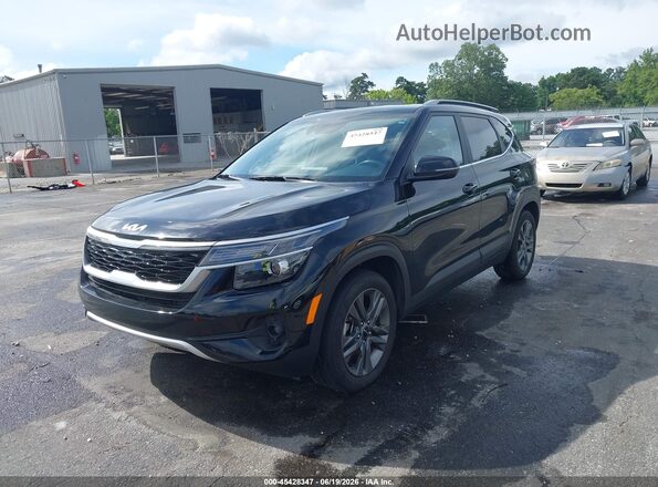 KNDEU2AA4P7438311 2023 KIA SELTOS Black Առջևի ձախ երեք քառորդ տեսարան