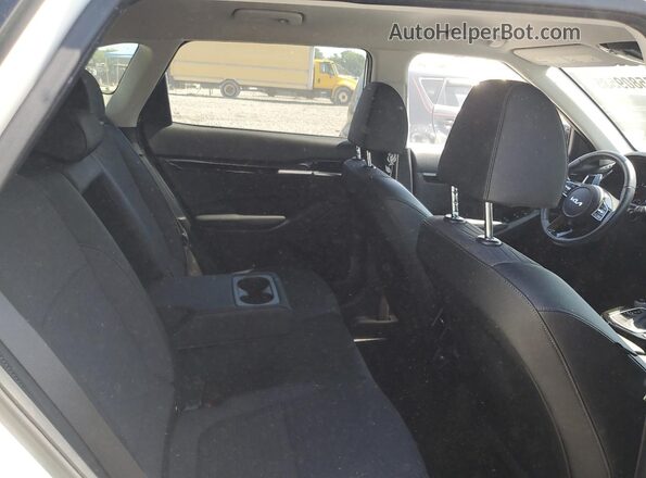KNDEU2AA5P7456025 2023 KIA SELTOS White Вид задньої частини салону