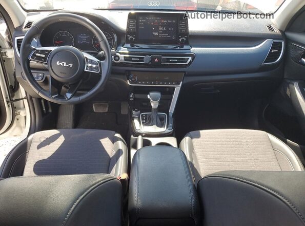 KNDEU2AA5P7456025 2023 KIA SELTOS White Вид панелі приладів