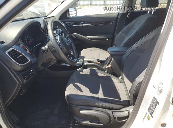 KNDEU2AA5P7456025 2023 KIA SELTOS White Вид салону спереду