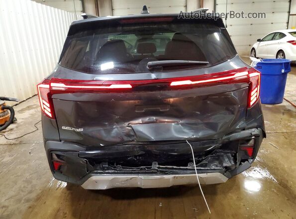 KNDEU2AA5S7760366 2025 KIA SELTOS Charcoal Հետևի տեսք