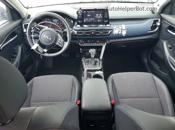 KNDEU2AAXP7431069 2023 KIA SELTOS Серый Вид панели приборов