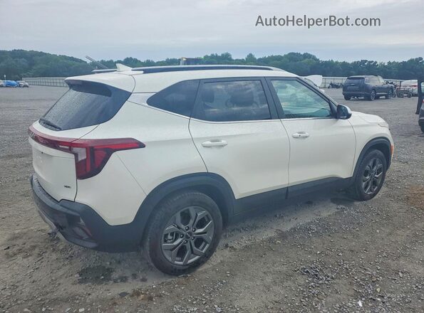 KNDEUCAA2R7562098 2024 KIA SELTOS Белый Задняя правая четверть