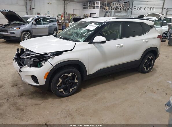 KNDEUCAA9S7683460 2025 KIA SELTOS White წინა მარცხენა ხედი სამი მეოთხედიდან