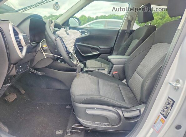 KNDJ23AU3L7718994 2020 KIA SOUL Silver Սալոնի դիմացի տեսք