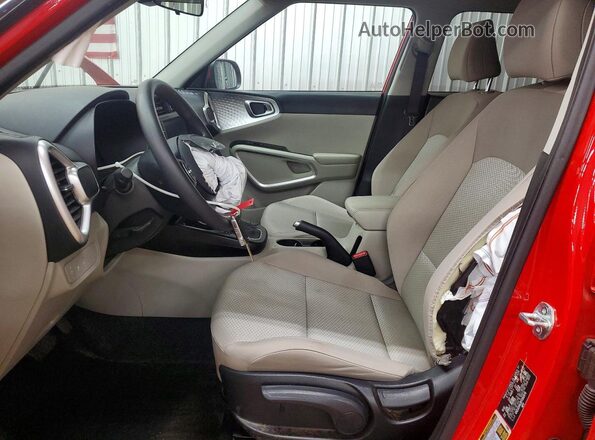KNDJ23AU3P7202978 2023 KIA SOUL Red Widok wnętrza z przodu