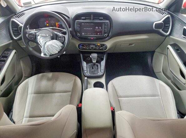 KNDJ23AU3P7202978 2023 KIA SOUL Red Widok deski rozdzielczej