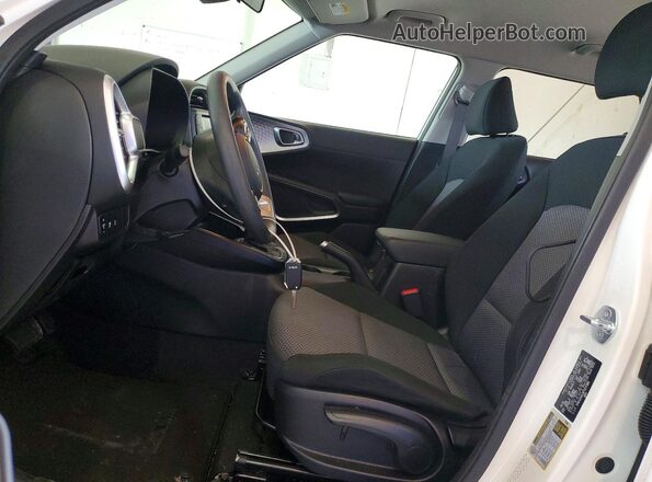 KNDJ23AU3P7217366 2023 KIA SOUL Белый Вид салона спереди