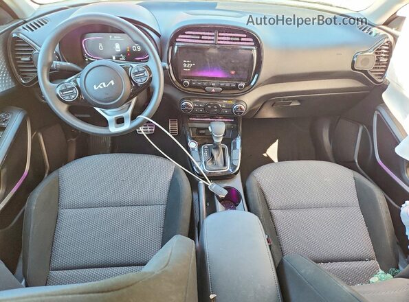 KNDJ23AU7P7207987 2023 KIA SOUL White Widok deski rozdzielczej