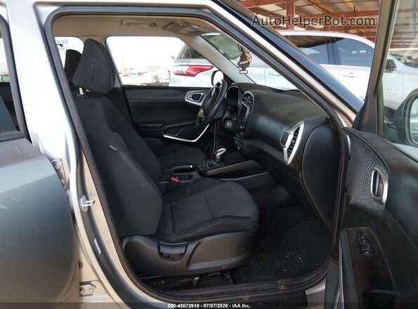 KNDJ23AU7P7869567 2023 KIA SOUL Серый Вид салона спереди