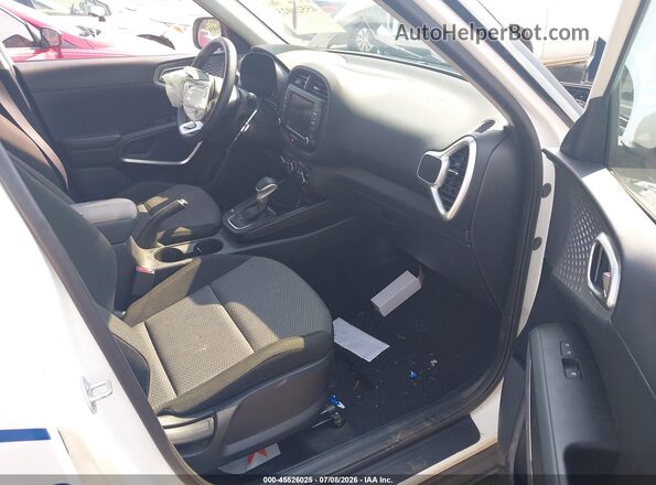 KNDJ23AU7P7872467 2023 KIA SOUL White Widok wnętrza z przodu
