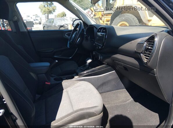 KNDJ33AU2L7724668 2020 KIA SOUL Черный Вид салона спереди