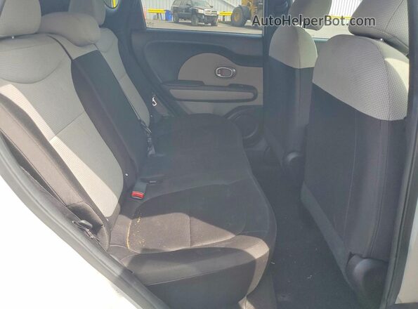 KNDJN2A21J7584516 2018 KIA SOUL White Հետևի նստատեղերի տեսք