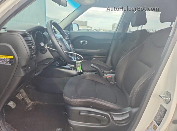 KNDJN2A24J7558752 2018 KIA SOUL Silver Սալոնի դիմացի տեսք