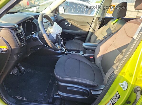 KNDJN2A26J7905451 2018 KIA SOUL Зеленый Вид салона спереди