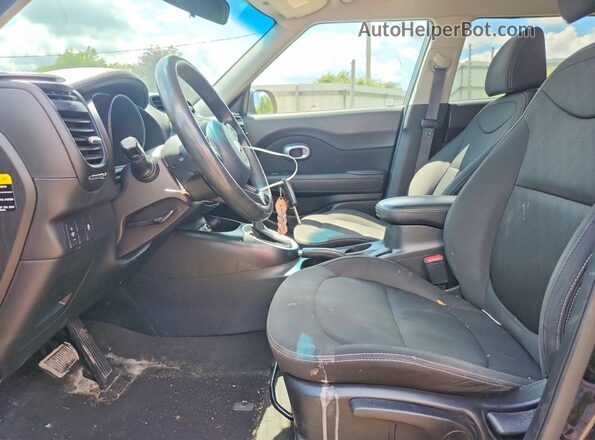 KNDJN2A27K7696092 2019 KIA SOUL Черный Вид салона спереди