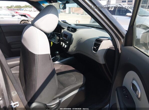 KNDJN2A29G7319626 2016 KIA SOUL Green Front interior view