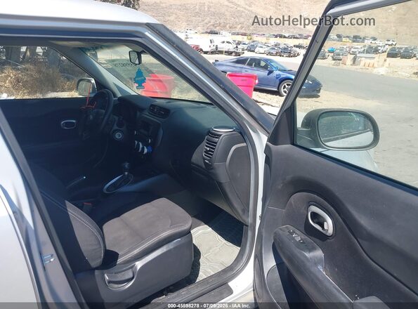 KNDJN2A29G7872244 2016 KIA SOUL Silver Vista interior delantera