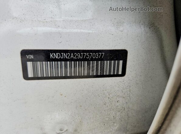 KNDJN2A29J7570377 2018 KIA SOUL White Շարժիչի բաժամունքի տեսք