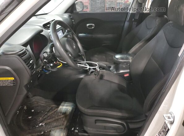 KNDJN2A29J7604186 2018 KIA SOUL White Front interior view
