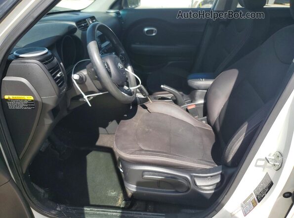 KNDJN2A2XG7238294 2016 KIA SOUL Белый Вид салона спереди