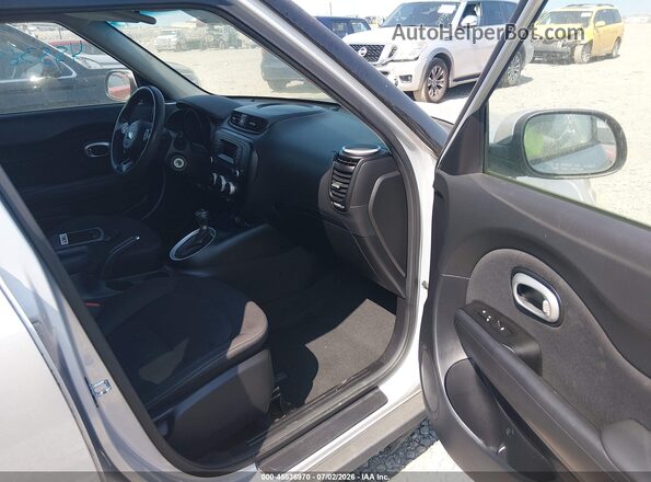 KNDJN2A2XG7842119 2016 KIA SOUL Silver Front interior view