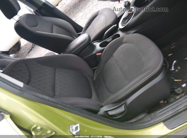 KNDJN2A2XG7843769 2016 KIA SOUL Green Front interior view