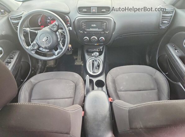 KNDJN2A2XH7455667 2017 KIA SOUL Серебряный Вид панели приборов