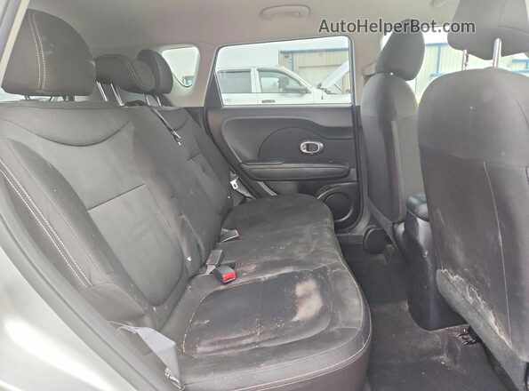 KNDJN2A2XH7455667 2017 KIA SOUL Серебряный Вид задних сидений