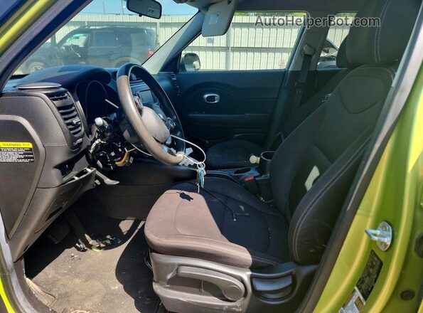 KNDJN2A2XH7879947 2017 KIA SOUL Green Widok wnętrza z przodu
