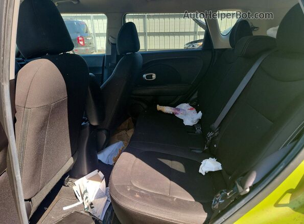 KNDJN2A2XH7879947 2017 KIA SOUL Green Widok wnętrza z tyłu