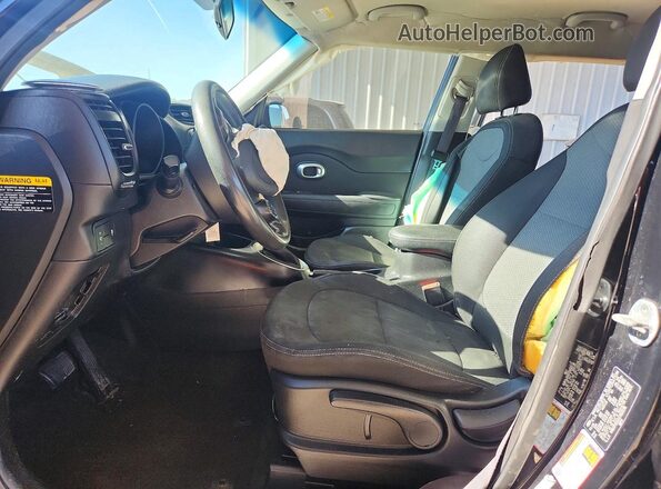 KNDJP3A50J7610176 2018 KIA SOUL Black Front interior view