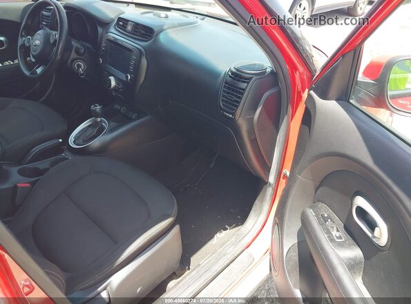 KNDJP3A50J7622196 2018 KIA SOUL Red წინა სალონის ხედი