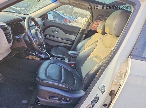 KNDJP3A52G7338593 2016 KIA SOUL White Front interior view