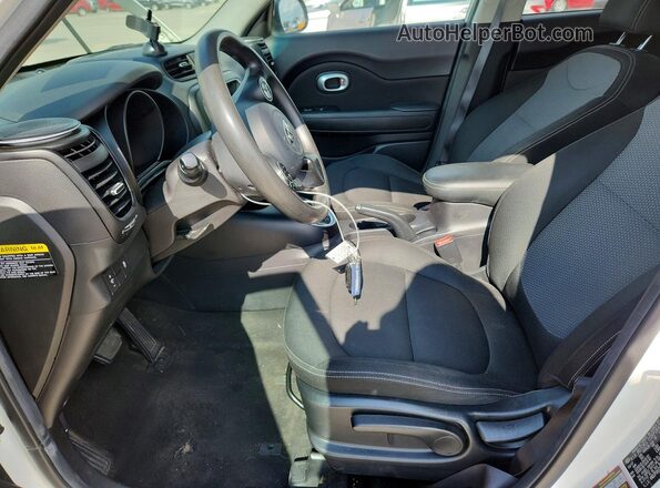 KNDJP3A52H7490116 2017 KIA SOUL Белый Вид салона спереди
