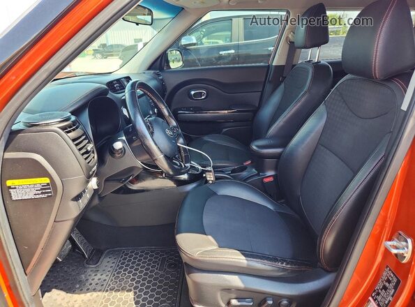 KNDJX3AA2J7584693 2018 KIA SOUL Оранжевый Вид салона спереди